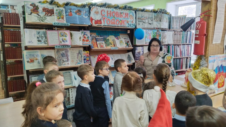 Новогодние книжные выставки в школьной библиотеке.