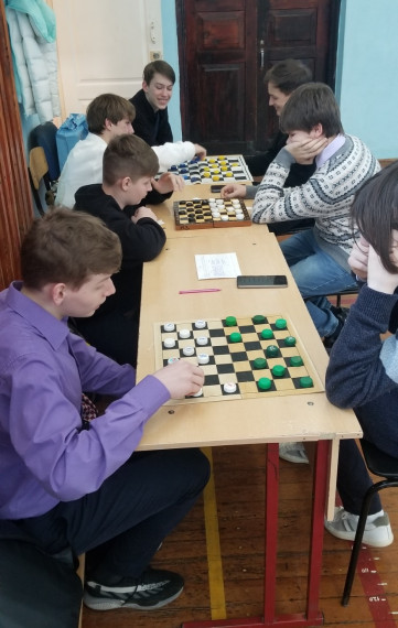 Соревнования по шашкам и шахматам.